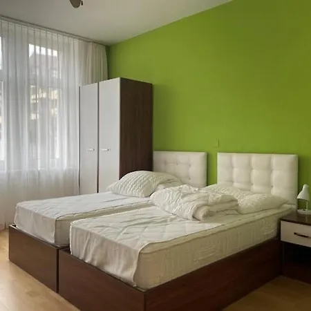 Renovated Near Sees Apartment *